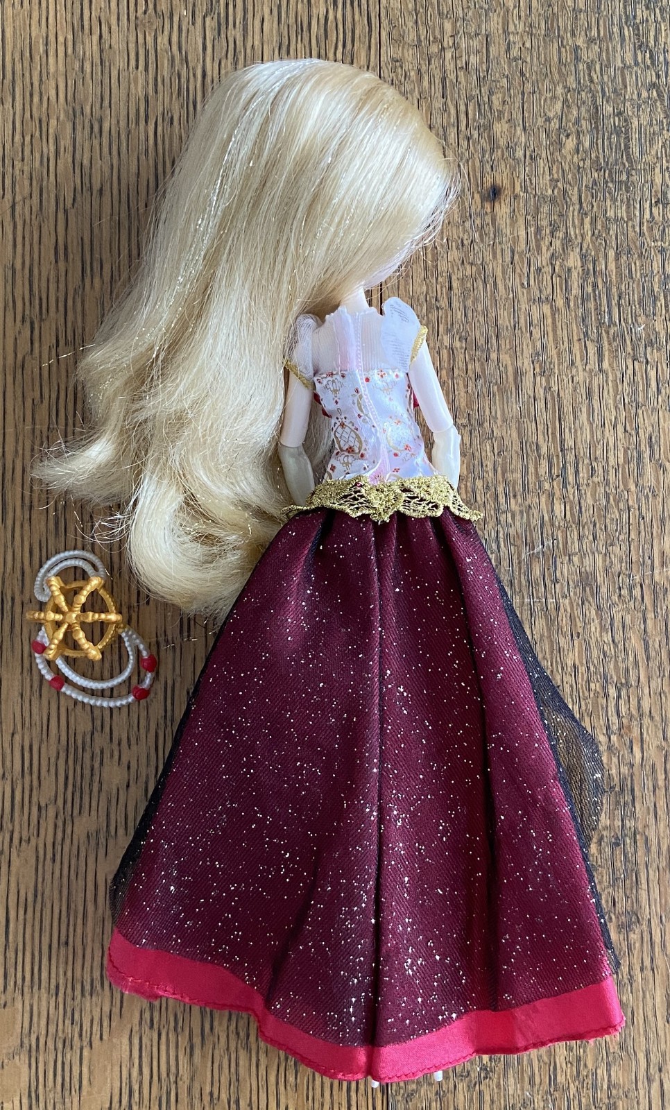Ever After High Apple White Thronecoming Doll w/ Legacy Day Outfit