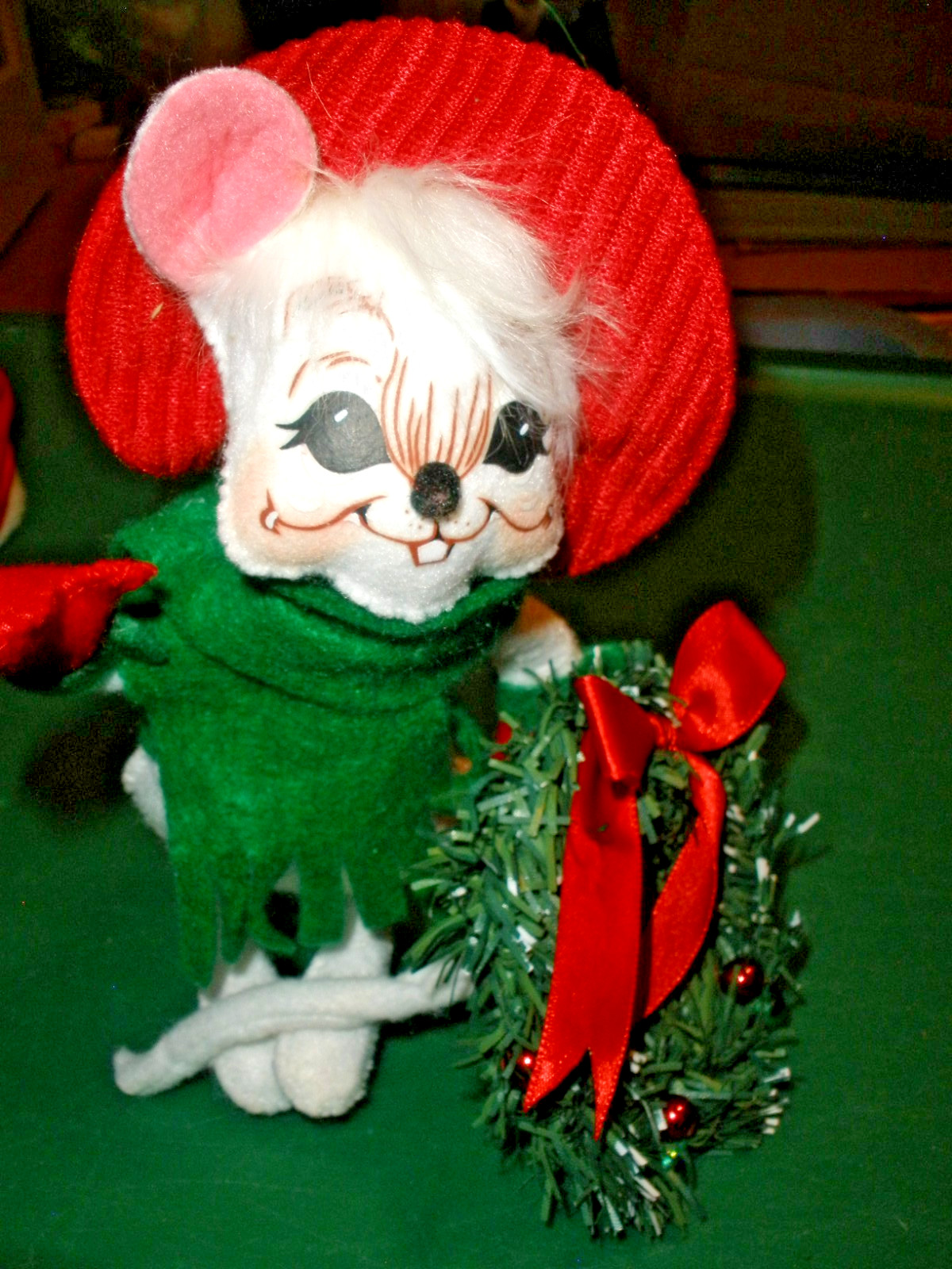 Annalee Doll White with Green Scarf Holding Wreath 7″ (SU131)