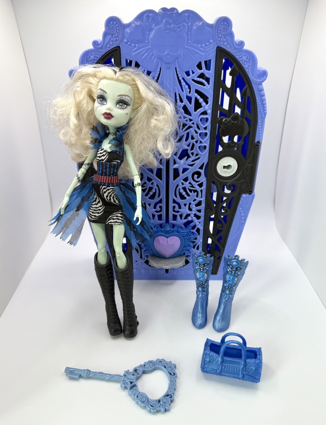 Monster High ~ FRANKIE STEIN DOLL ~ Freak Du Chic ~ MATTEL & Skulltimate Locker