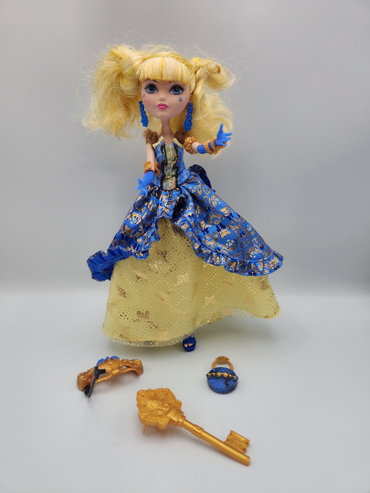 Blondie Lockes doll Thronecoming Ever After High mask brush bag D1