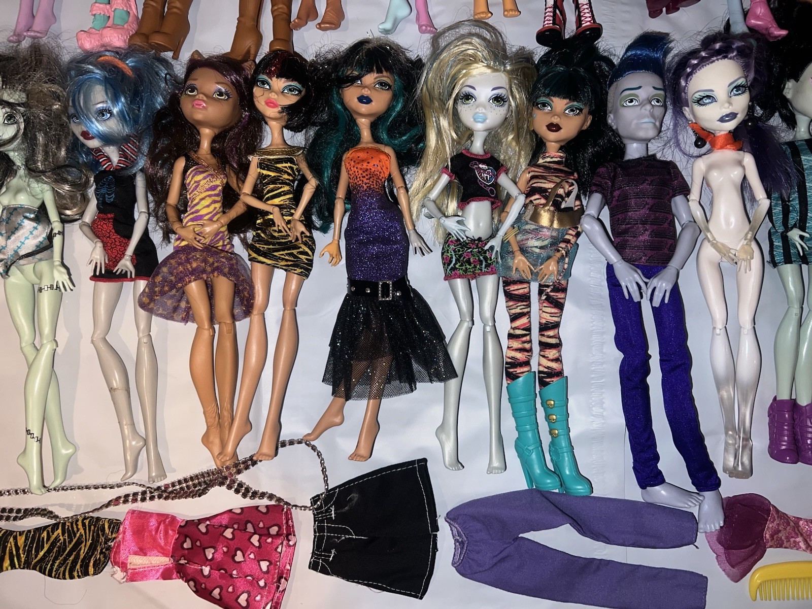 EUC Monster High Dolls Mostly Generation 1-,2-3 (Lot Of 31 Dolls) W/Some Clothes