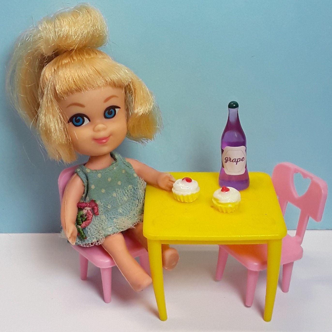 Vintage Mattel Liddle Kiddles GRETA GRIDDLE Doll, Outfit, Table, Chairs+