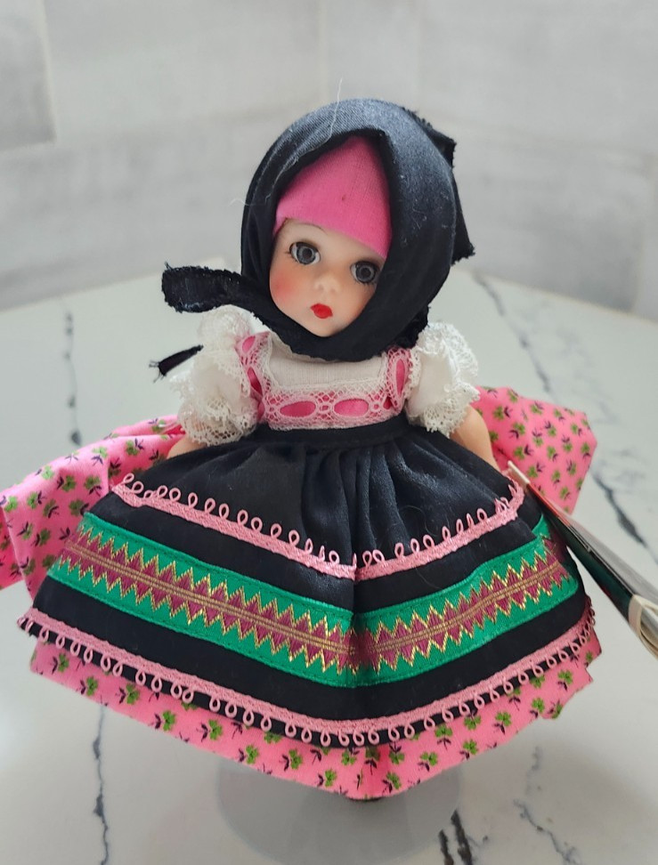 Vtg 1968 Madame Alexander Kins YUGOSLAVIA #789 Bent Knee BK 8″ Wendy Doll