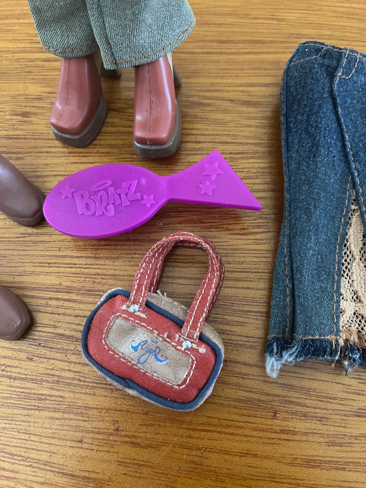 2001 BRATZ EXPRESS IT CHLOE DOLL – 1st EDITION SOME ACCESSORIES