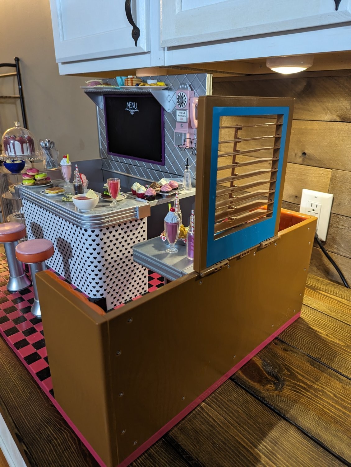 Modern Our Generation Bite To Eat Retro Diner Doll Playset 40+ Pc EUC 18″ Doll