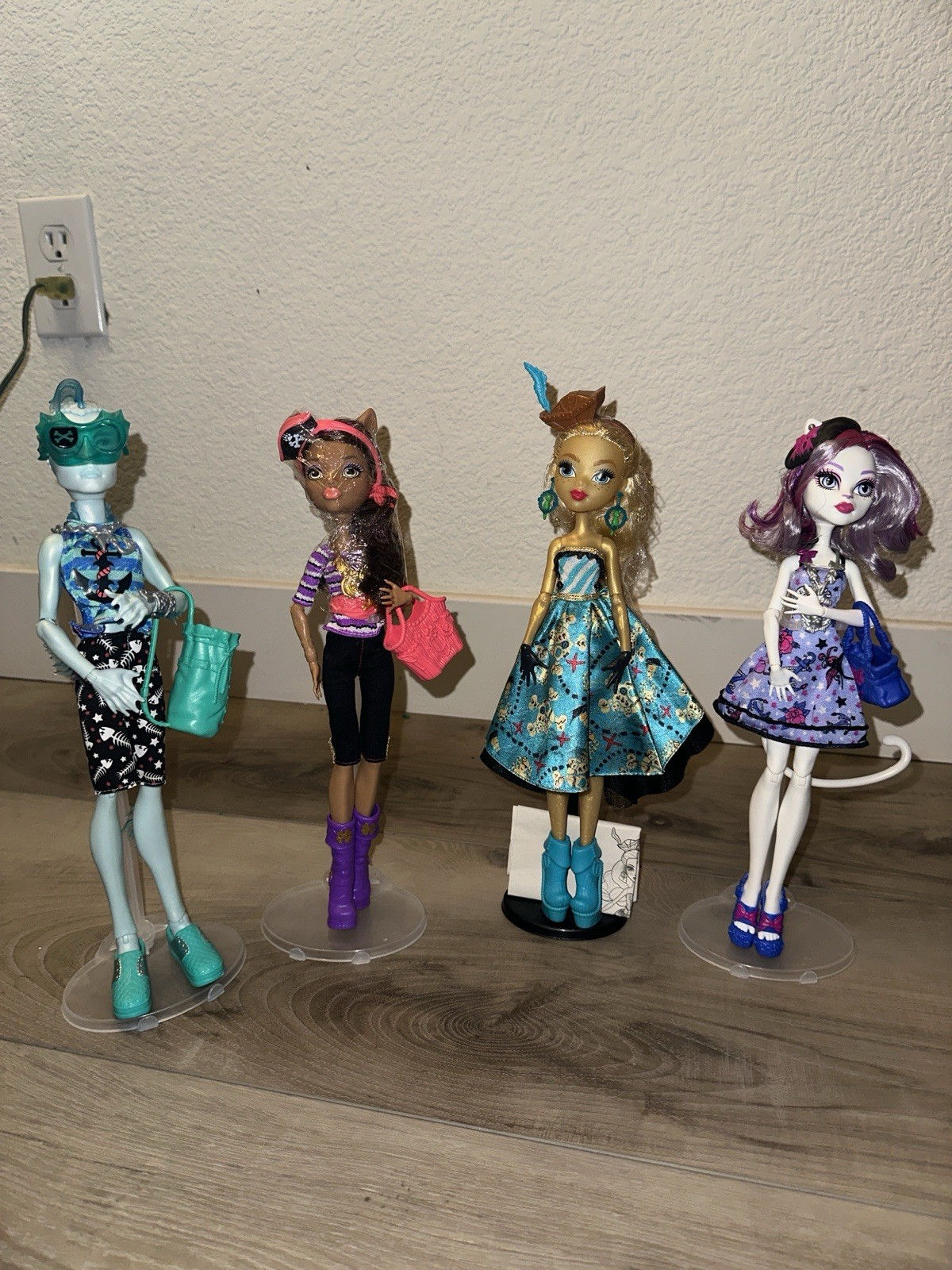Monster High Shriekwrecked Dayna Treasure, Clawdeen, Gil, and Catrine Demew