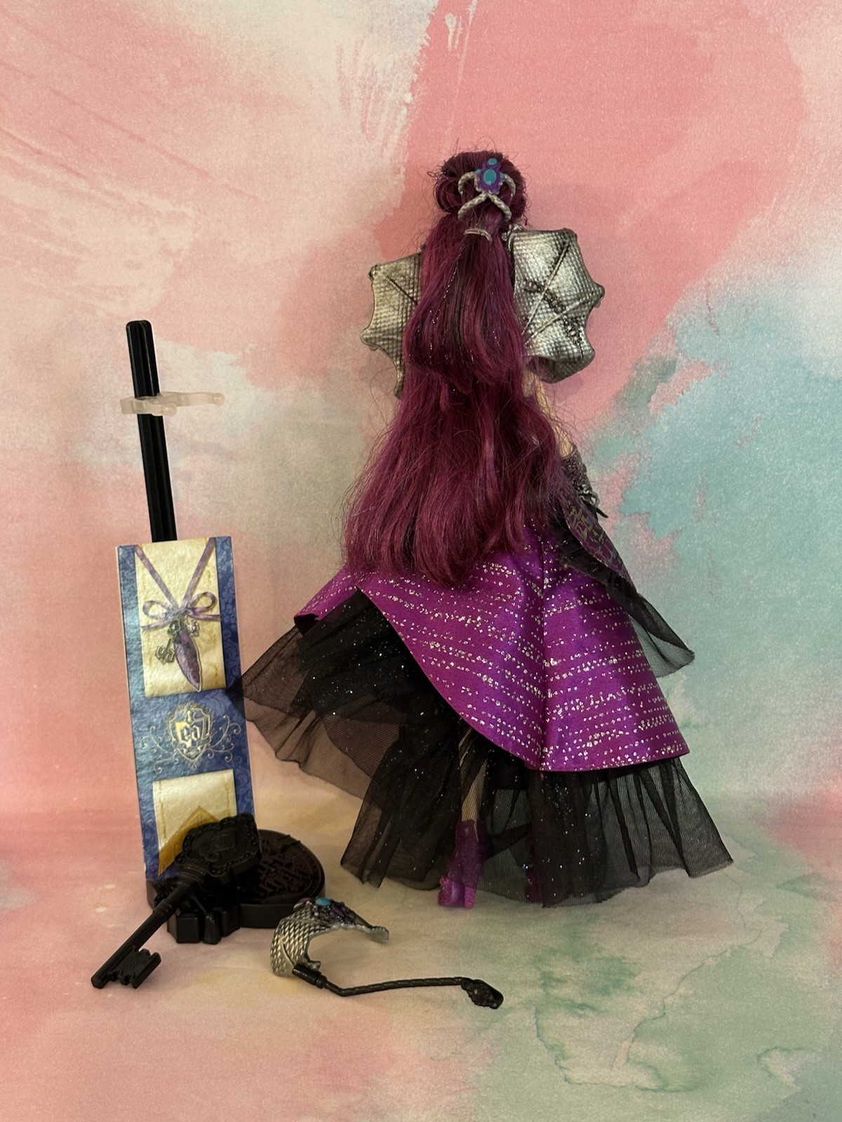 Ever After High ~ Raven Queen Thronecoming Doll Complete Stand & Bookmark