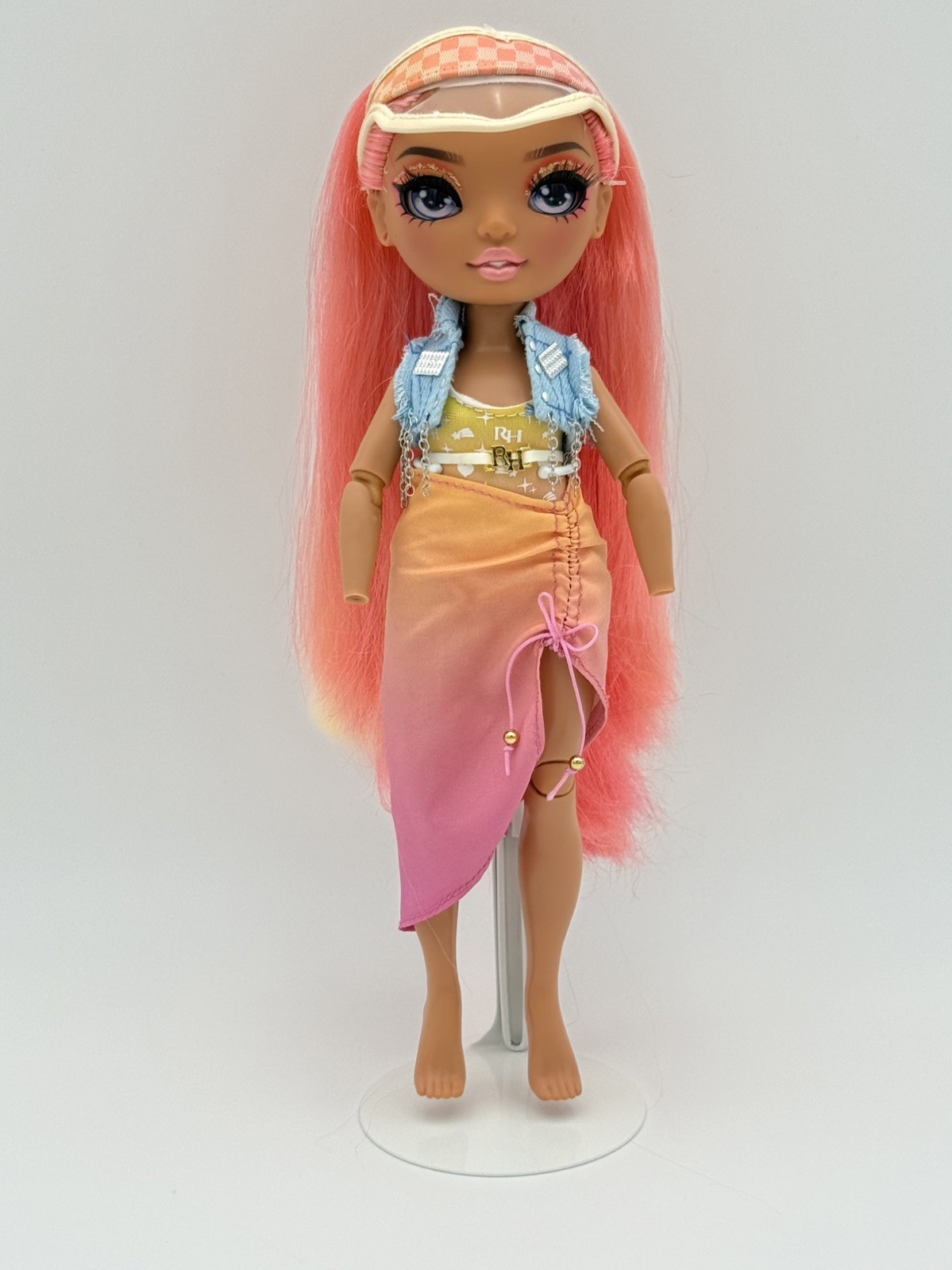 Rainbow High Simone Summers Pacific Coast STAND NOT INCLUDED
