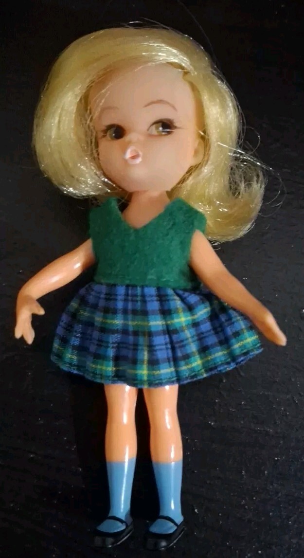 Hasbro 1967 Dolly darlings school days doll outfit brush comb