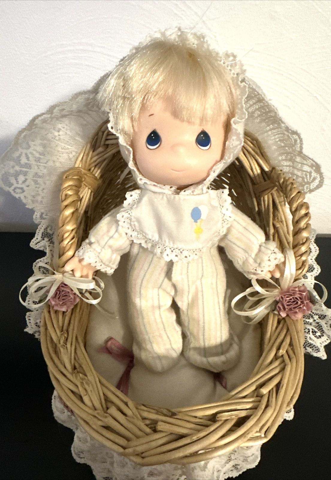 Precious Moments 1992 Vinyl Cloth Pretty As A Picture Blonde Doll w/ Wicker Crib