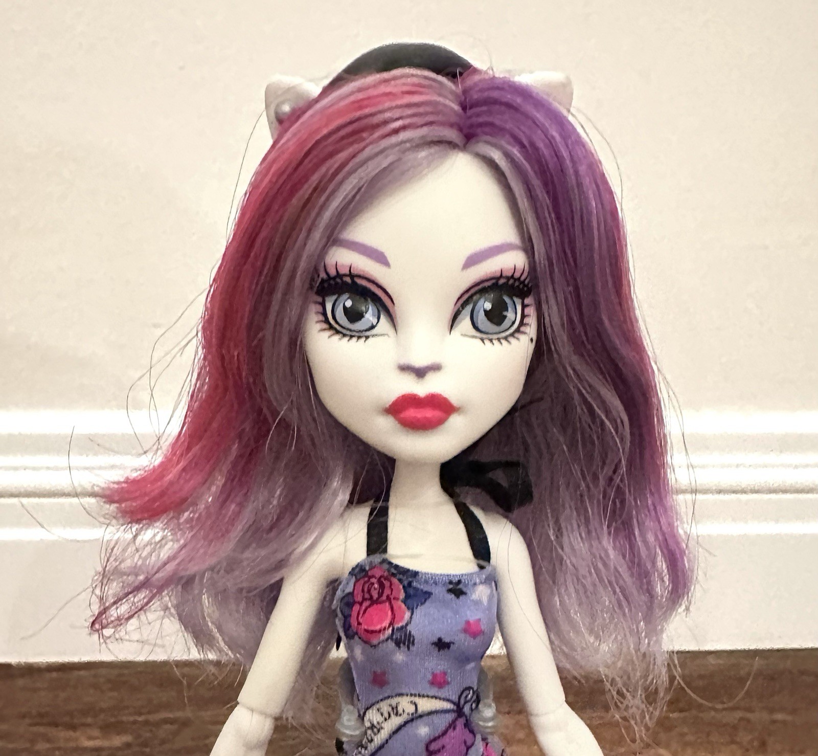 Monster High G1 Shriekwrecked Catrine DeMew Doll with stand! Excellent!