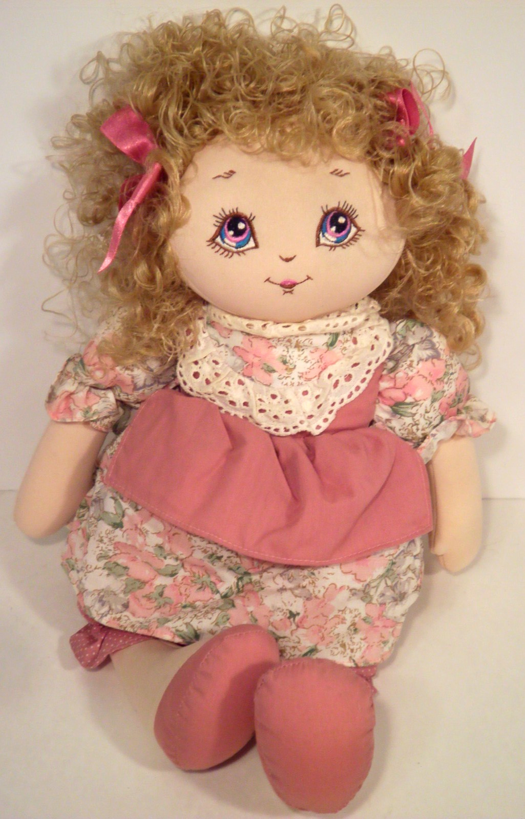 Vtg Commonwealth 1990 17″ Rag Doll Fabric Curly Blonde Hair Soft Sculpture Pink