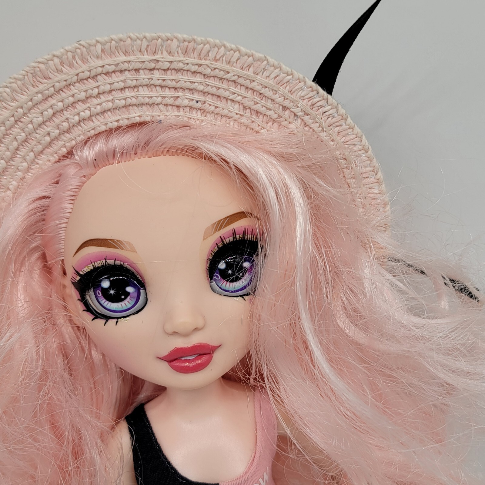 Rainbow High Pacific Coast “Bella Parker” Pink Beach 11″ Doll Bathing Suit Hat