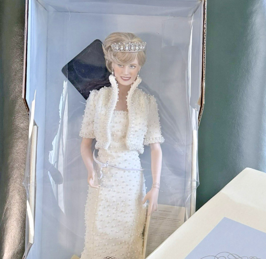 Vintage The Franklin Mint Diana Princess of Wales Porcelain Portrait Doll NRFB