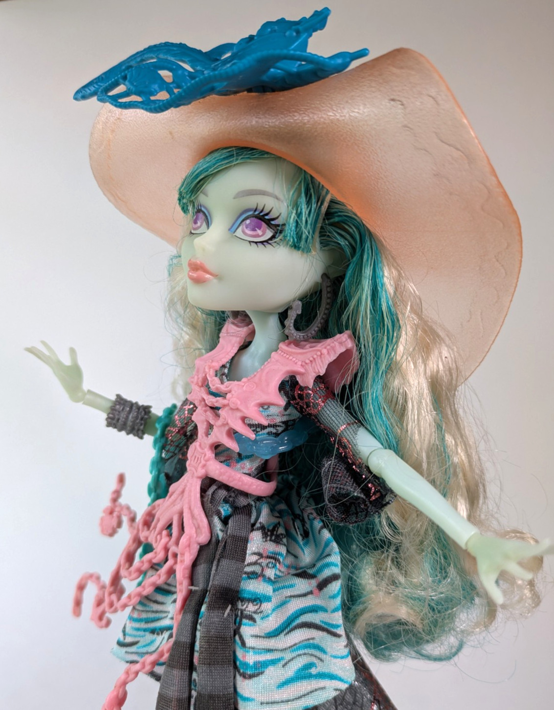 Monster High Vandala Doubloons Student Spirits W/ Accessories & Stand
