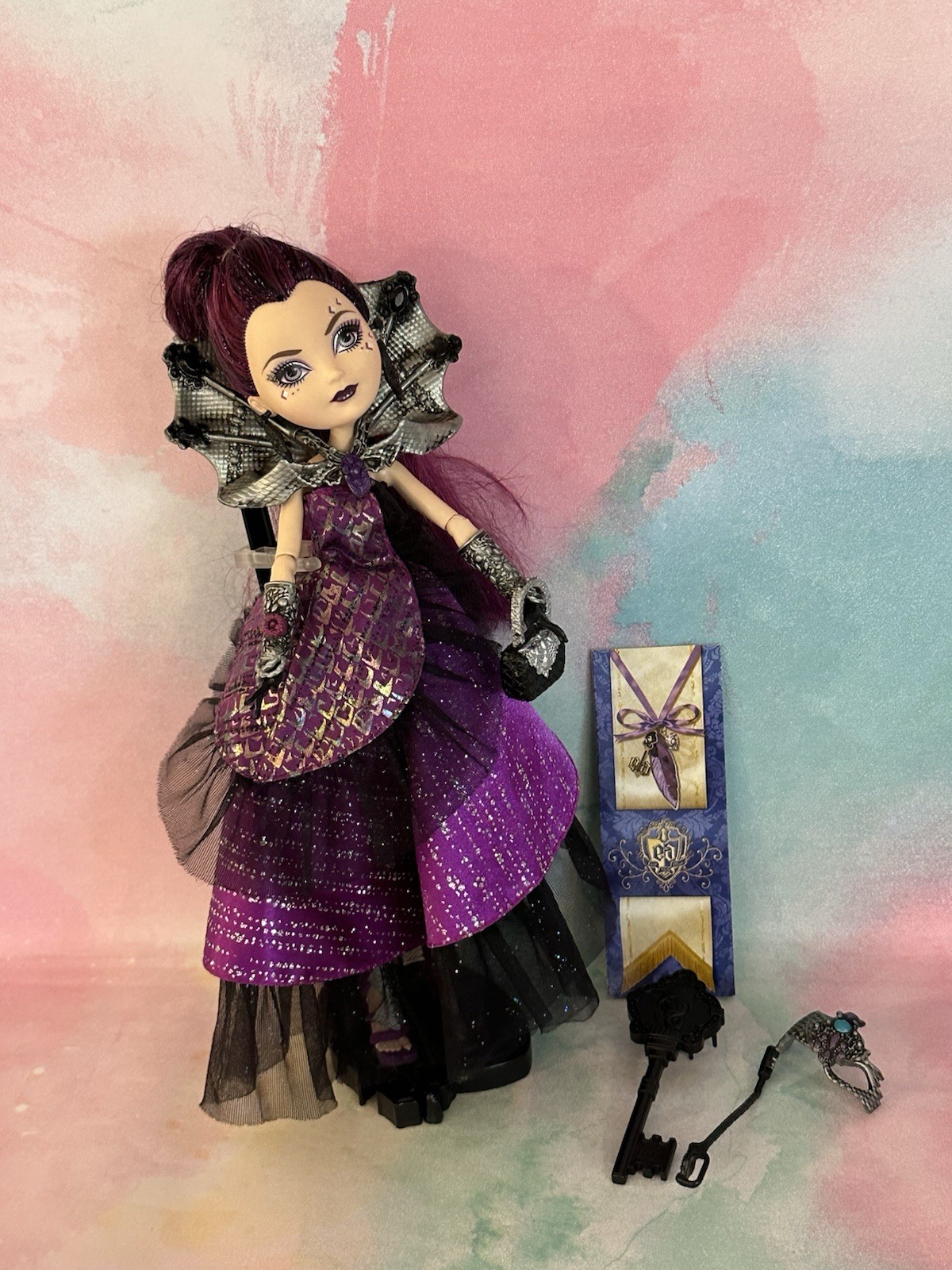 Ever After High ~ Raven Queen Thronecoming Doll Complete Stand & Bookmark