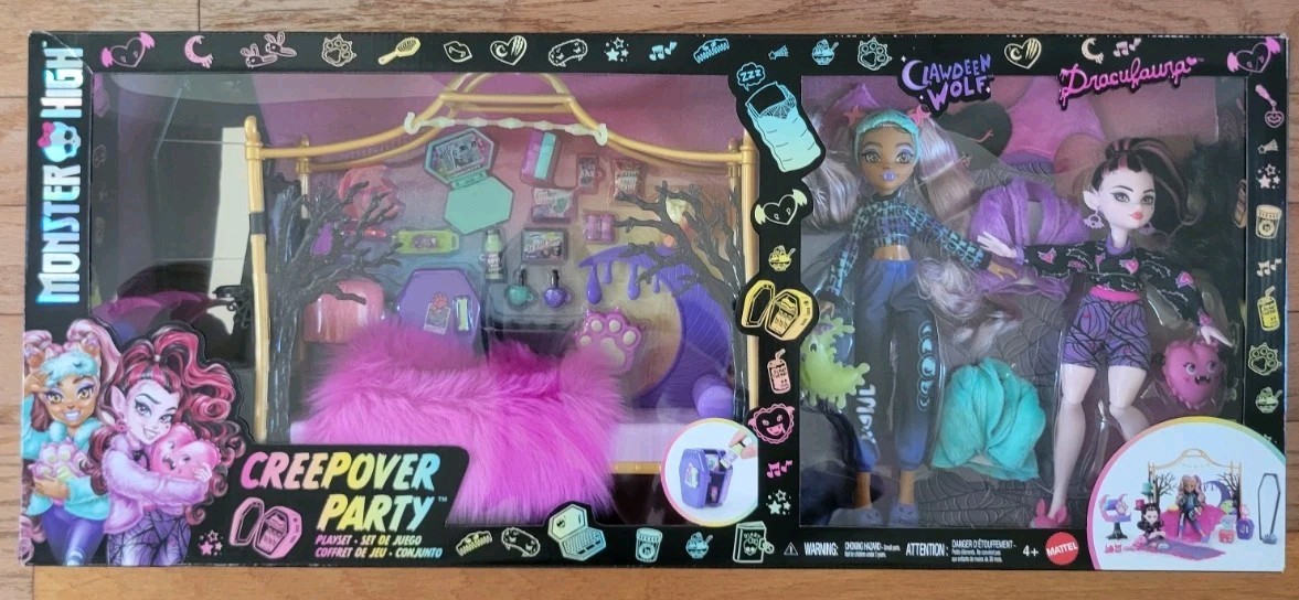Monster High Creepover Bedroom Playset – Exclusive Draculaura & Clawdeen