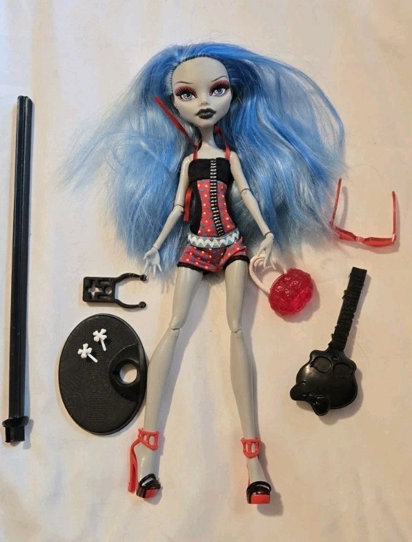 Monster High Ghoulia Yelps Gloom Beach Fashion Doll W/ Accessories