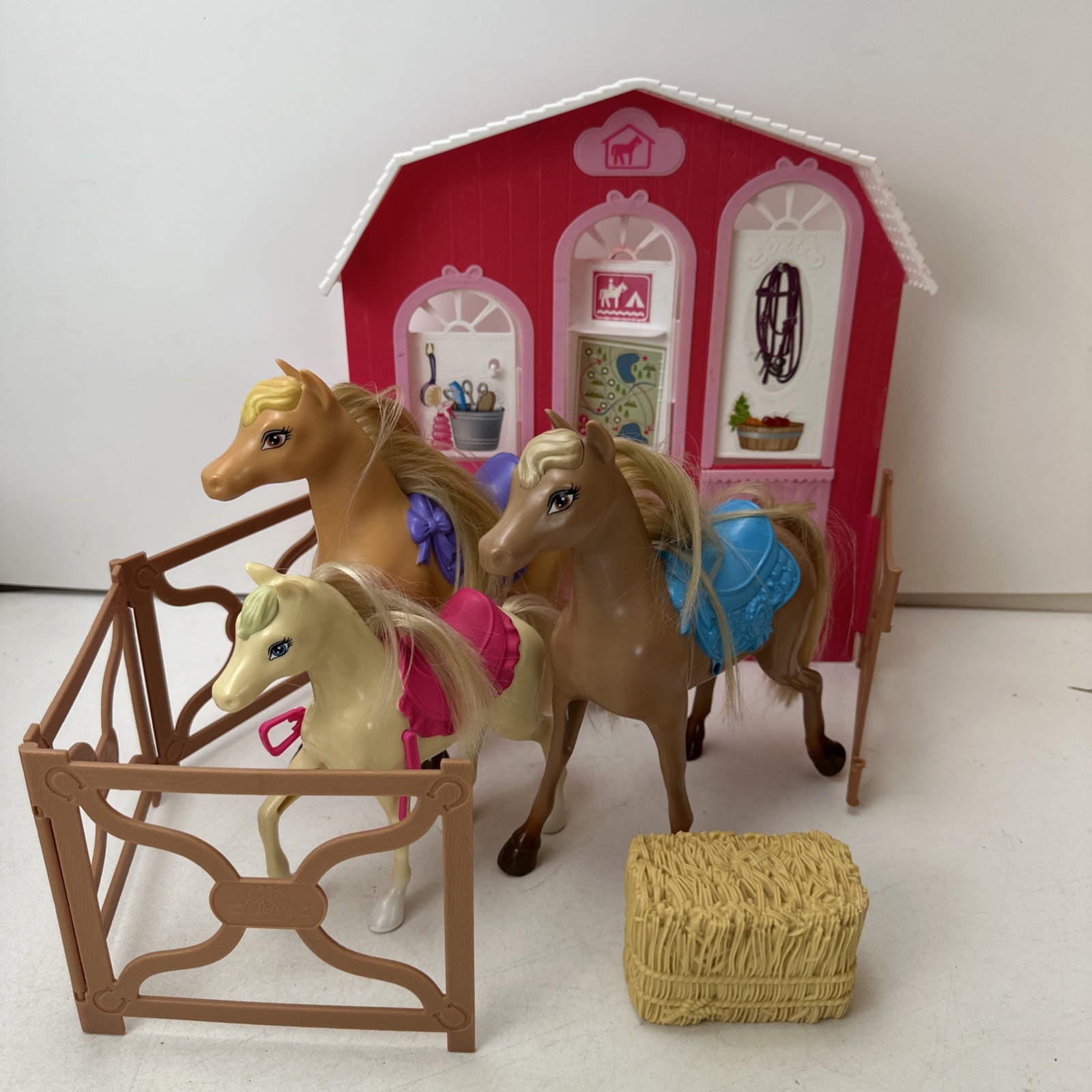 Mattel Barbie Pink Passport Ranch Barn & Fence Stable Three Horses