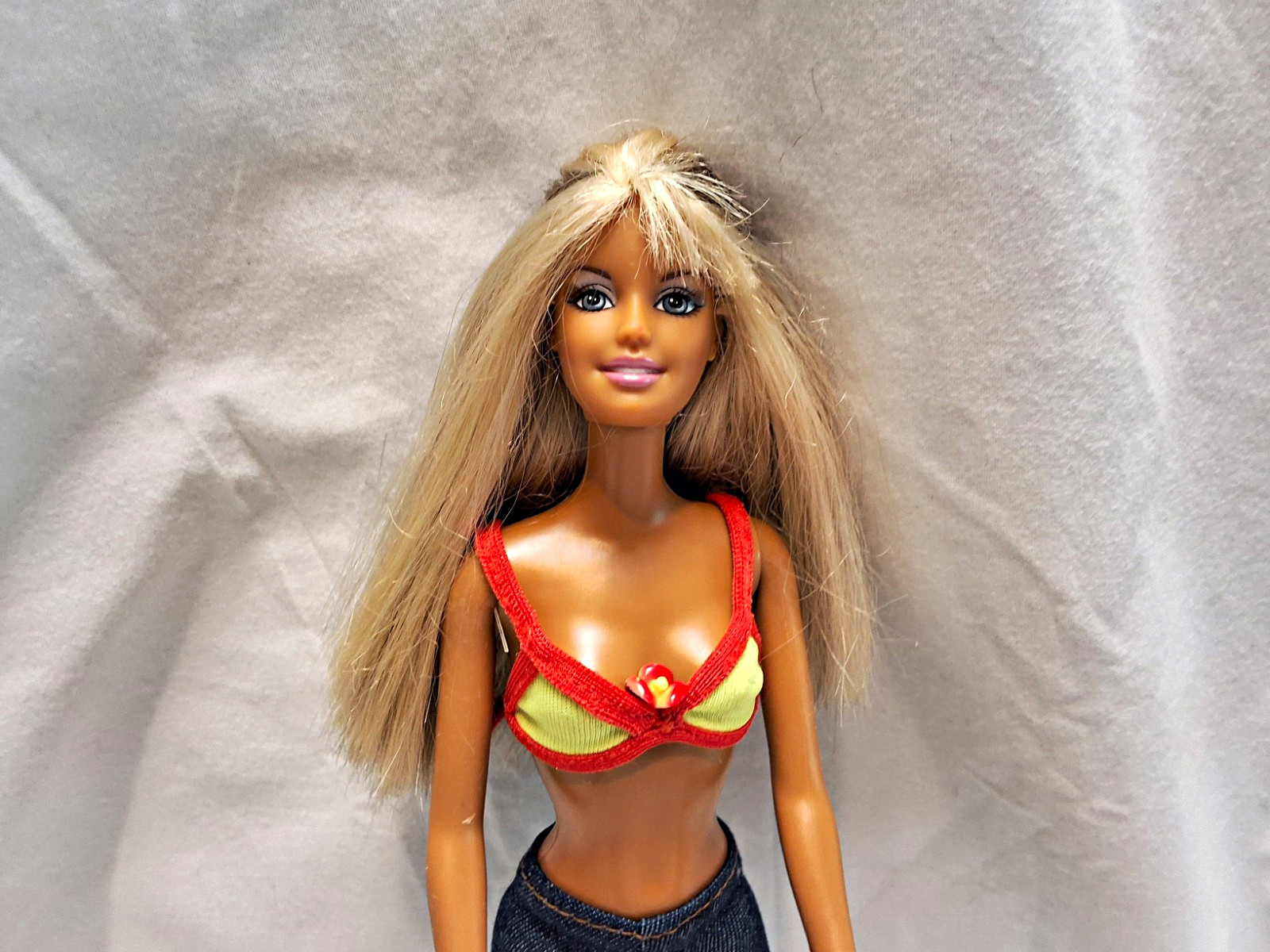 Barbie Cali Fashion Doll EUC HAS 9 Outfits W/ Acc. Tanned Blonde/Brown Hair
