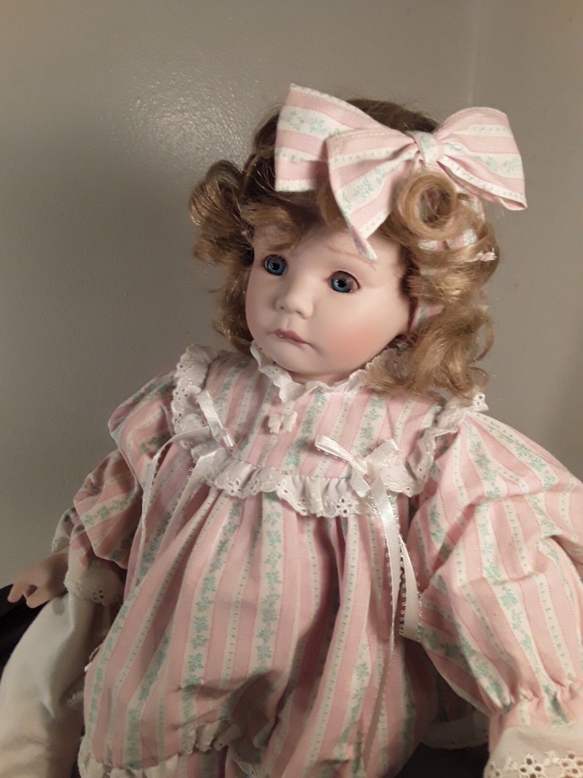 Susan Wakeen = Jessica Porcelain Vtg. 96 Waiting To Take Bath W/Towel w/Stand