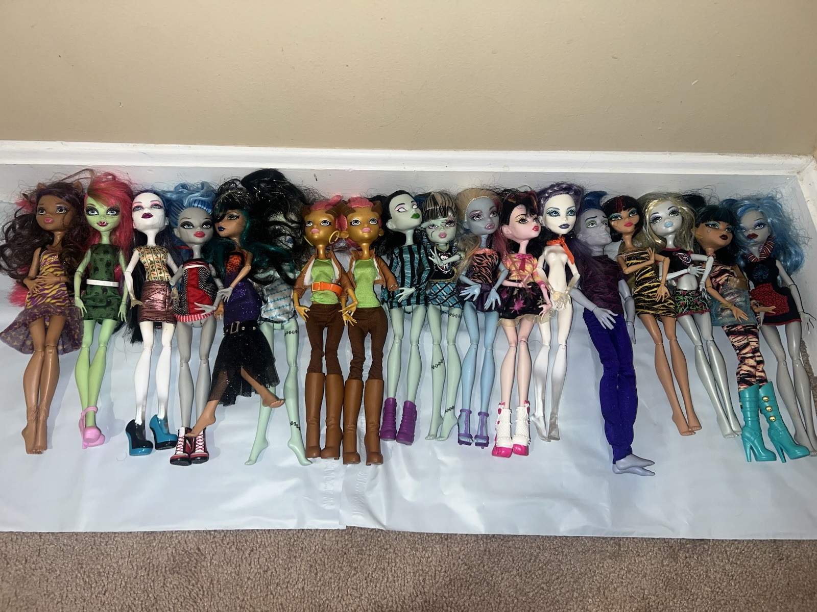 EUC Monster High Dolls Mostly Generation 1-,2-3 (Lot Of 31 Dolls) W/Some Clothes