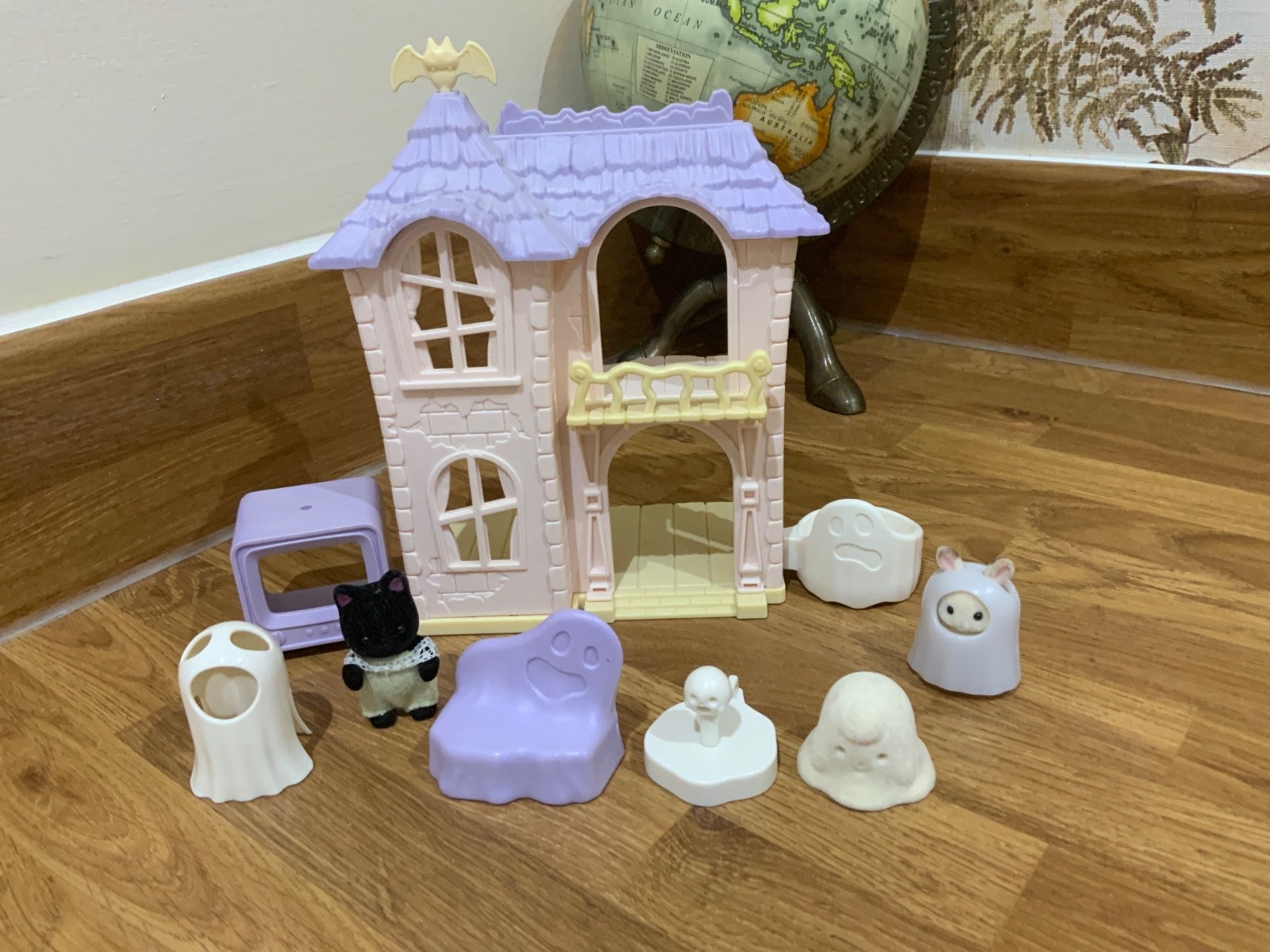 Sylvanian families beautiful spooky house 100% & glow in dark ghost rabbit ❤️