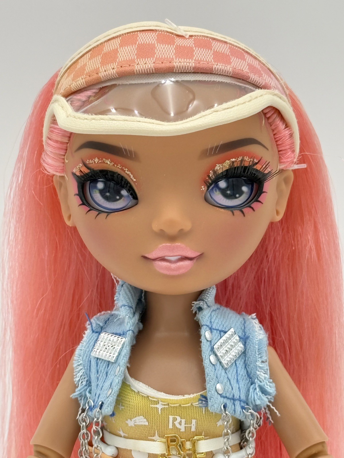 Rainbow High Simone Summers Pacific Coast STAND NOT INCLUDED