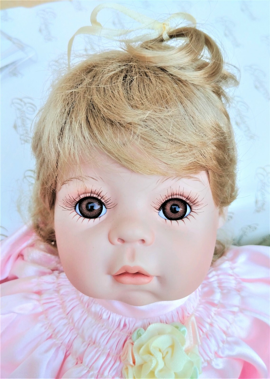 PRECIOUS BUNDLES Porcelain Doll PHYLLIS PARKINS Exclusively Yours 1999 17″