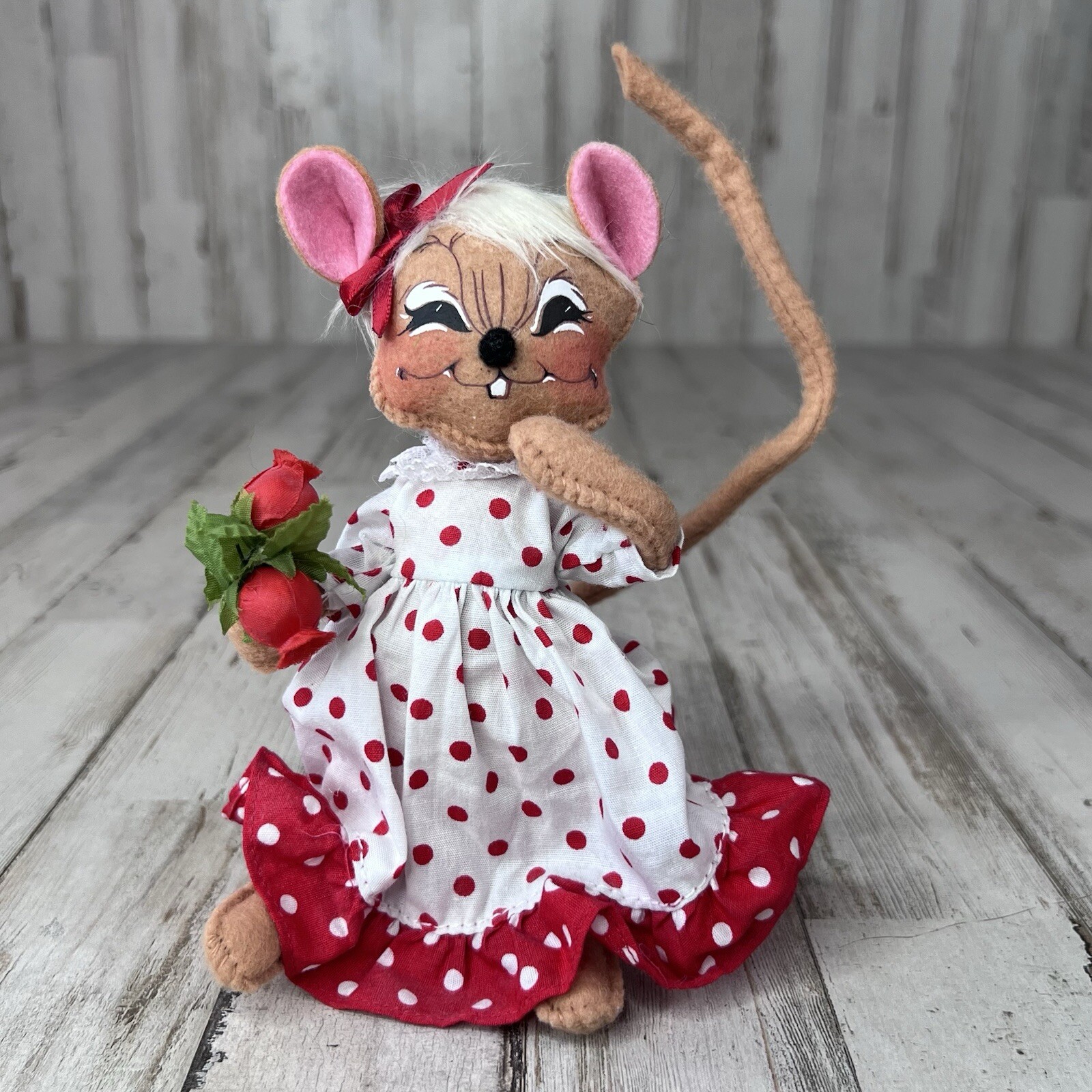 2011 Annalee 6″ Sweetheart Girl Mouse HoldingPolka Dot Dress Rose Bow Poseable