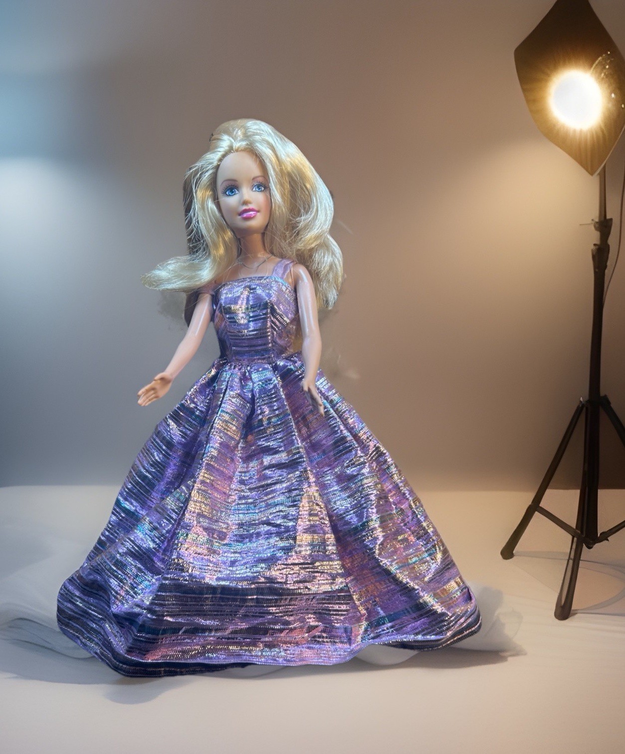 Mattel 2006 Barbie Doll In Long Shimmer Purple Gown Dress Blonde Hair Knees bend