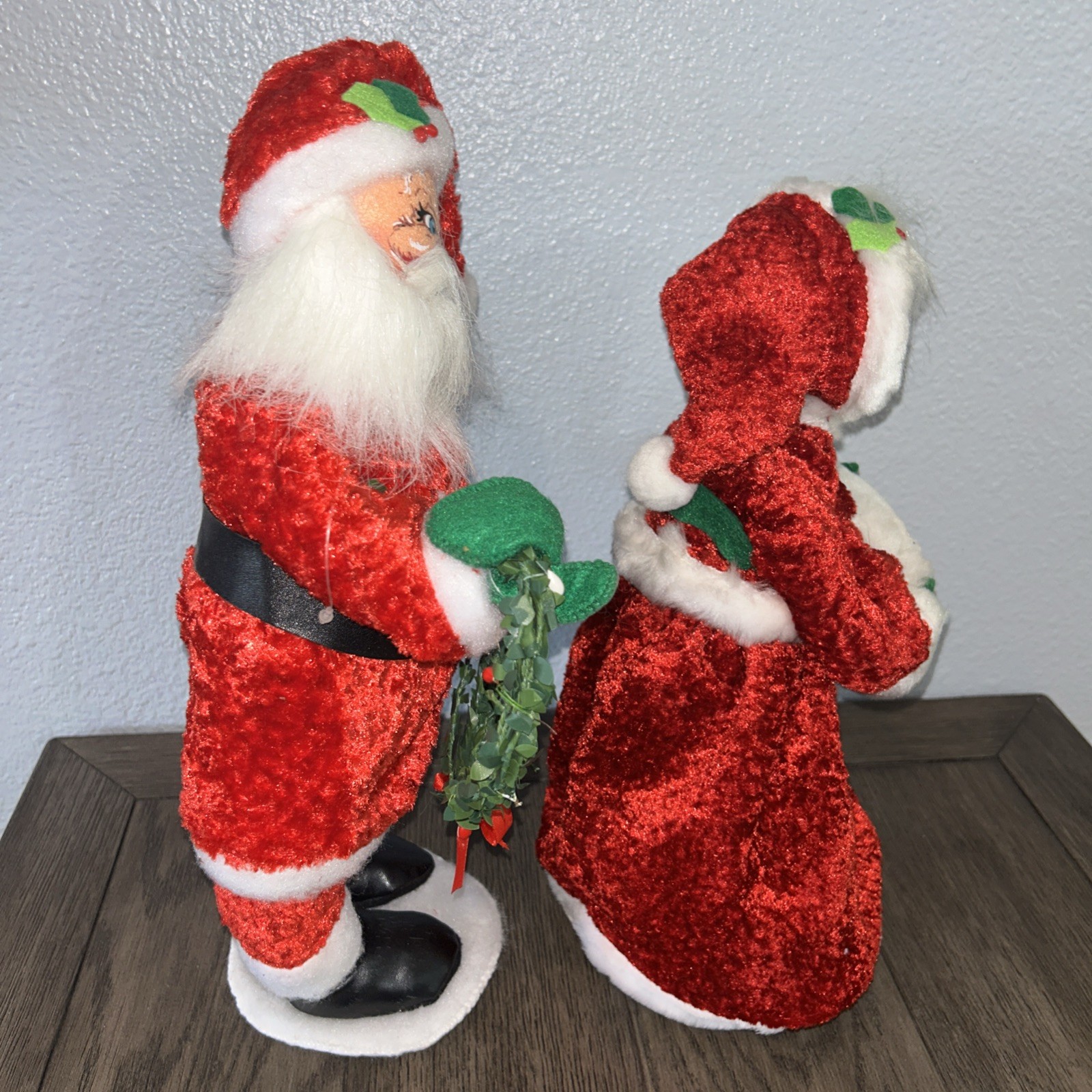 ANNALEE Holiday Doll 14″ Santa & 13” Mrs Clause Wreath Holly Berry Christmas