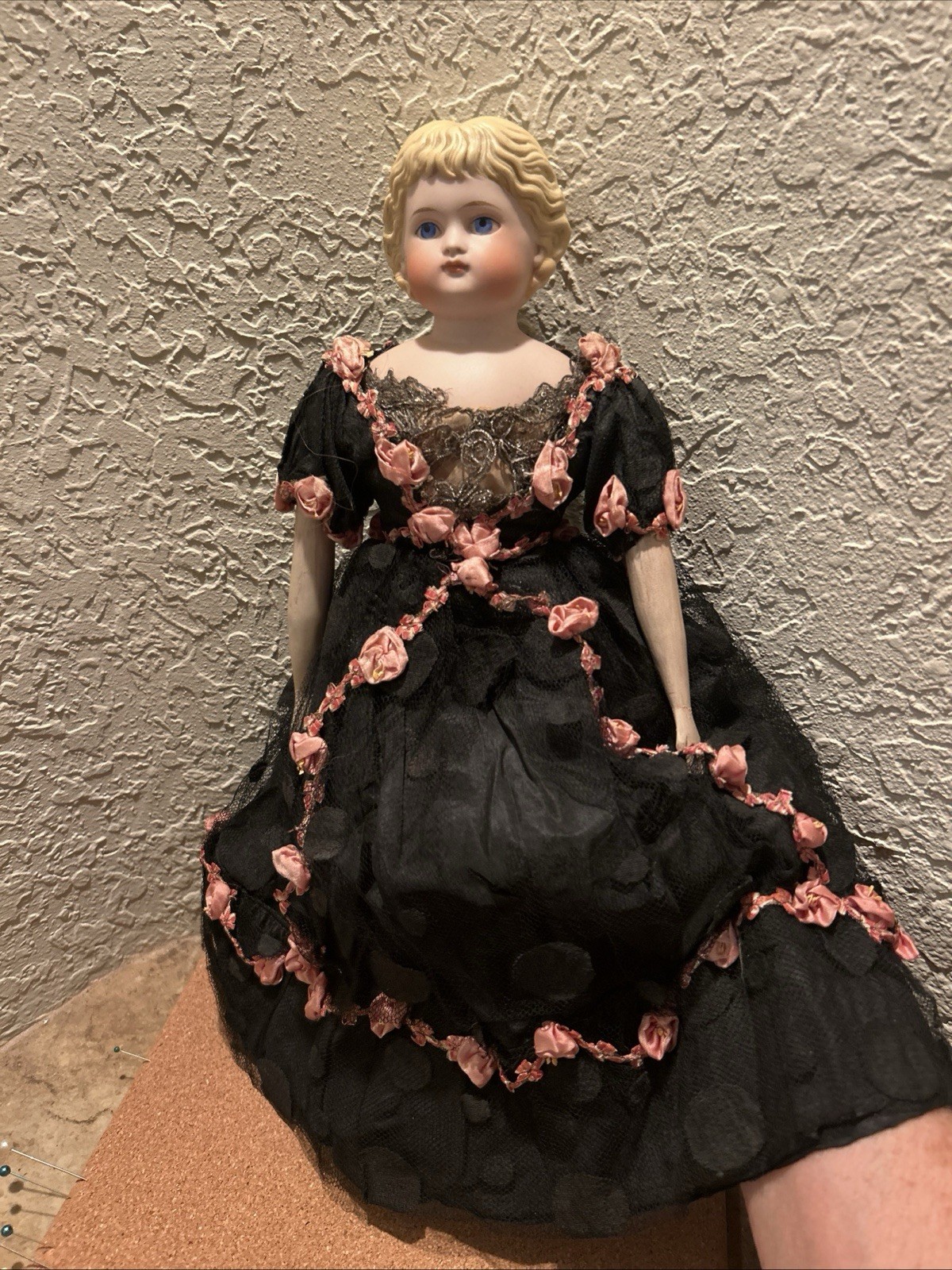 German Bisque Shoulder‑Head Doll – Blonde Molded Hair, Blue Eyes, Original Dress