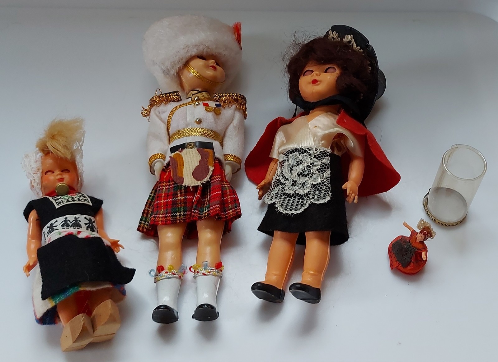 4 x VINTAGE 1960s TRADITIONAL COSTUME DOLLS – ROYAL GUARD, WALES, DUTCH, FRANCE
