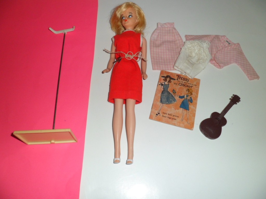 AMERICAN CHARACTER TRESSY #1200 DOLL 11 1/2″ W EXECUTIVE SWEET & STAND BOOKLET