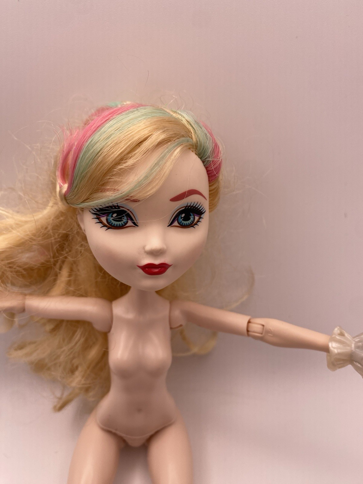 “Way Too Wonderland” Apple White, Ever After High doll, nude Hands And Cuffs