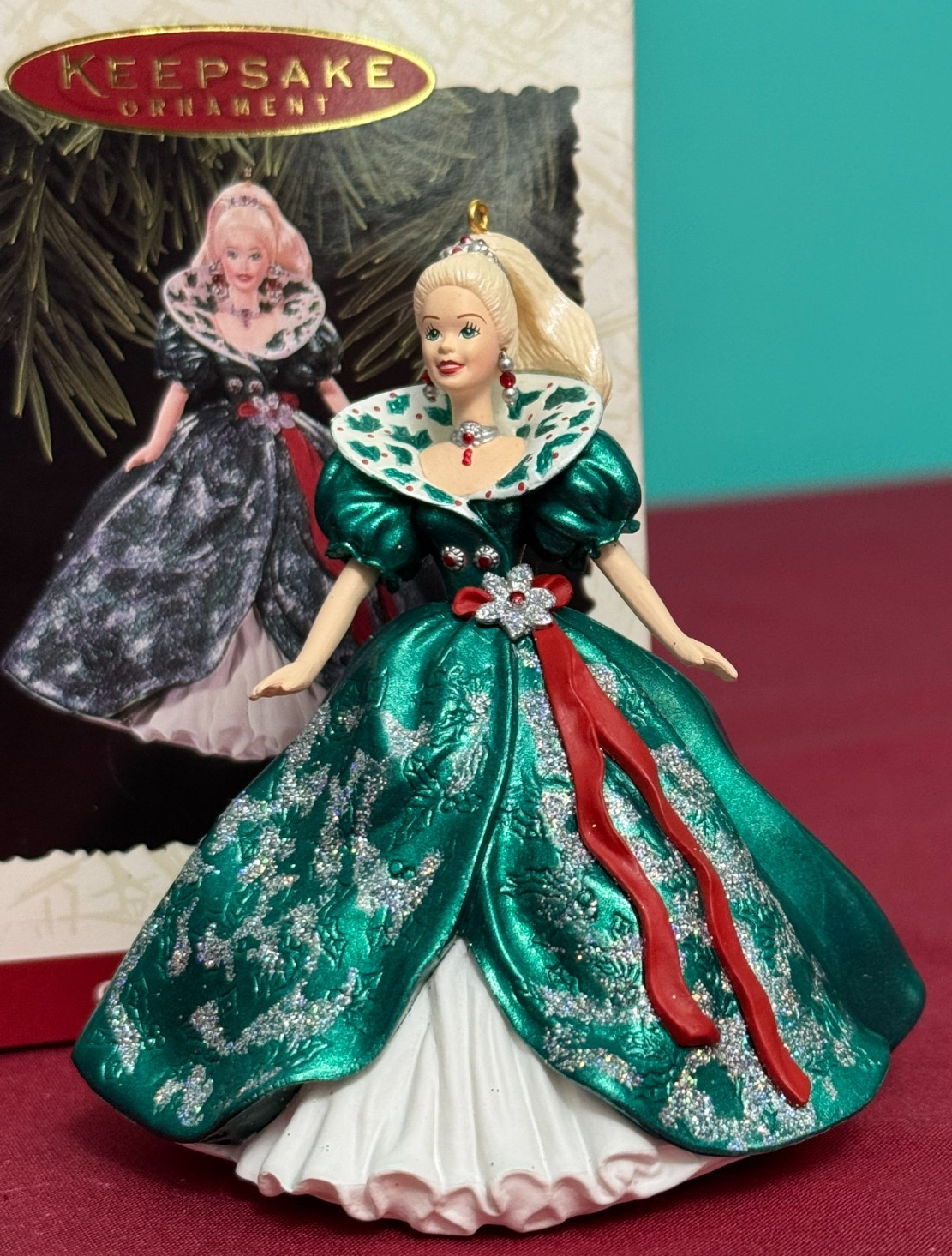 Hallmark Keepsake Christmas Tree Ornament – 1995 – Holiday Barbie – Mattel