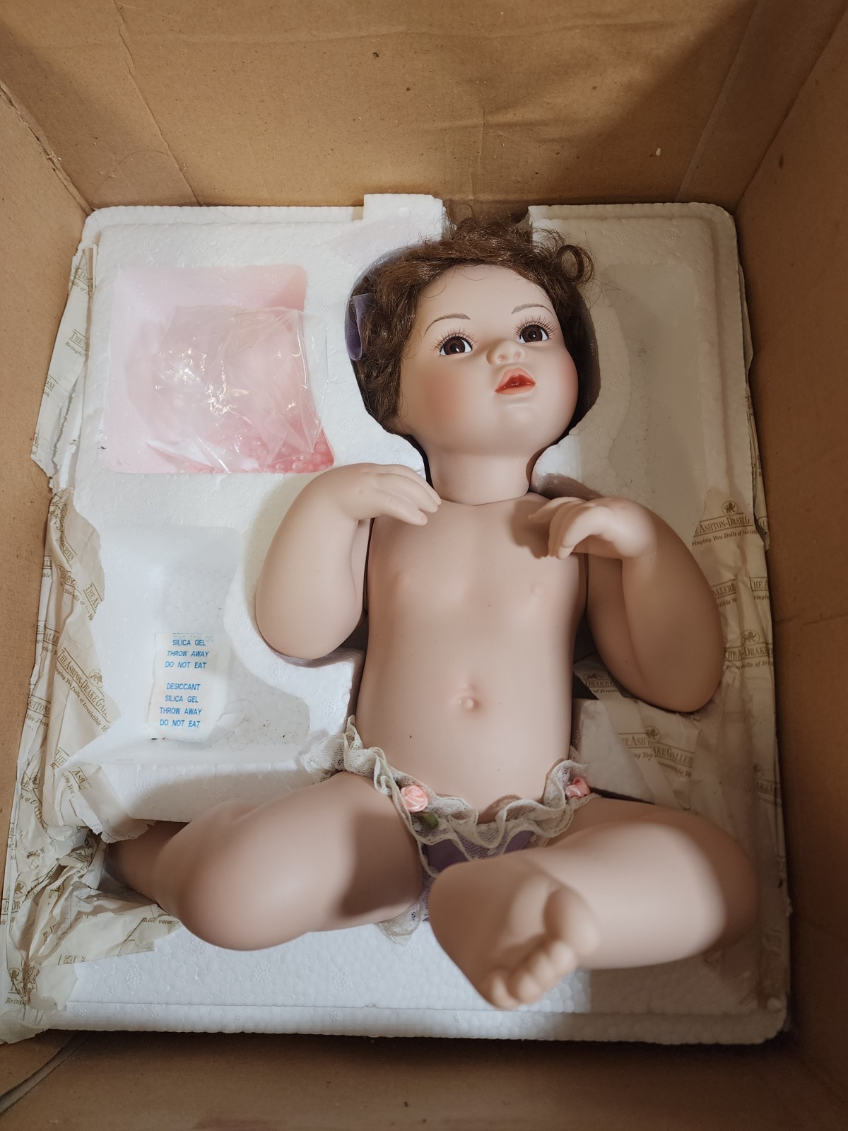 Porcelain doll ‘Pretty as a Picture’ Boxed The Ashton-Drake Galleries – Mint