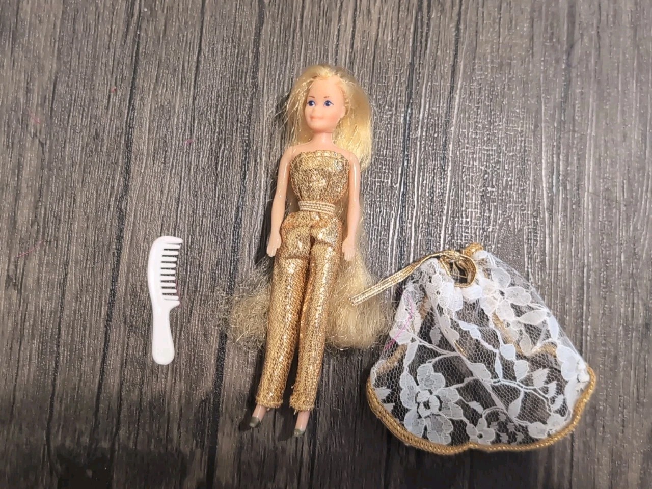 Vintage 1981 MATTEL DAZZLE DOLL ~ Gold Outfit W/ Cape And Comb
