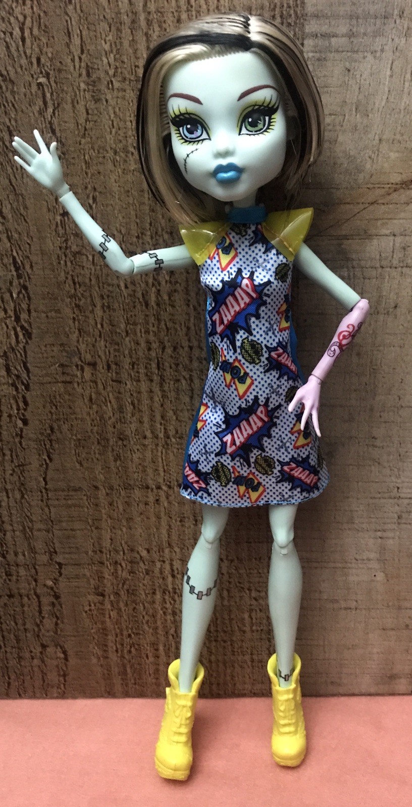 Monster High Frankie Stein Skull Shores Full Color in Comic Book Dress & Shoes