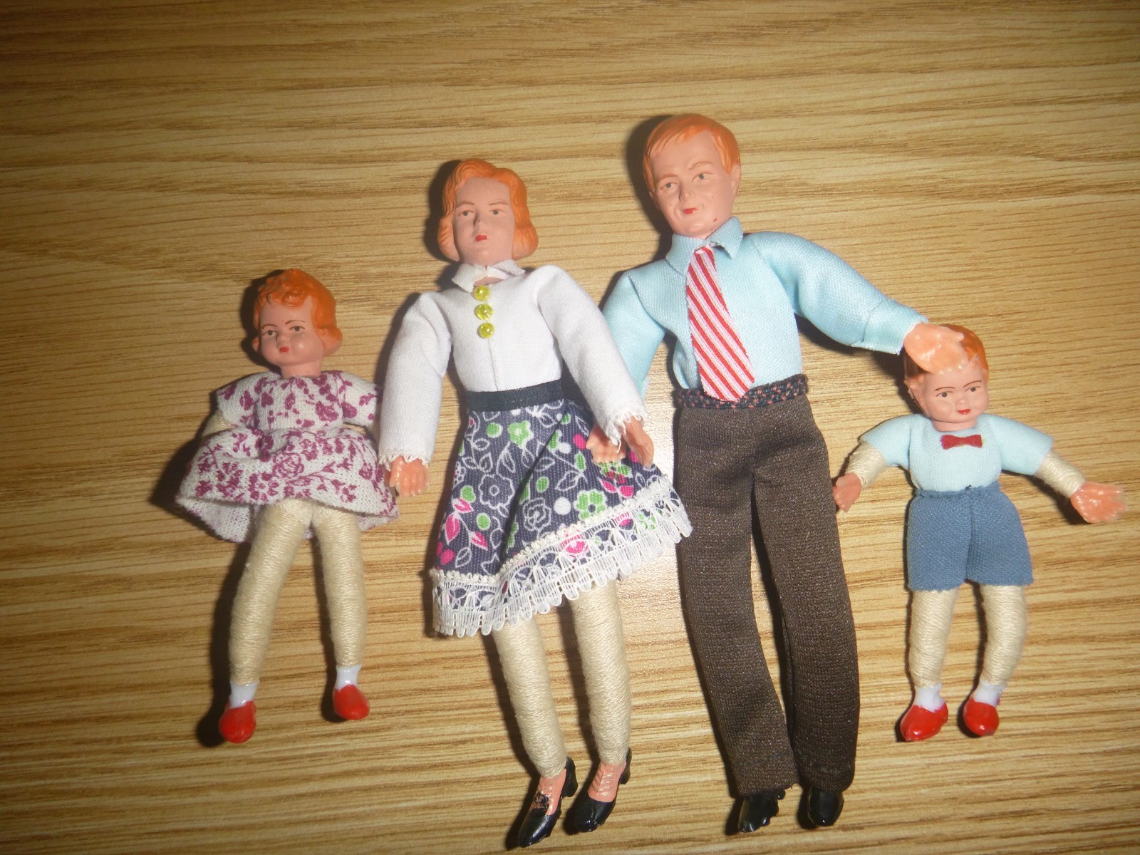 1977 Chawick-Miller Dollhouse 4 Piece Doll Family Set OF Dolls 1/12 scale
