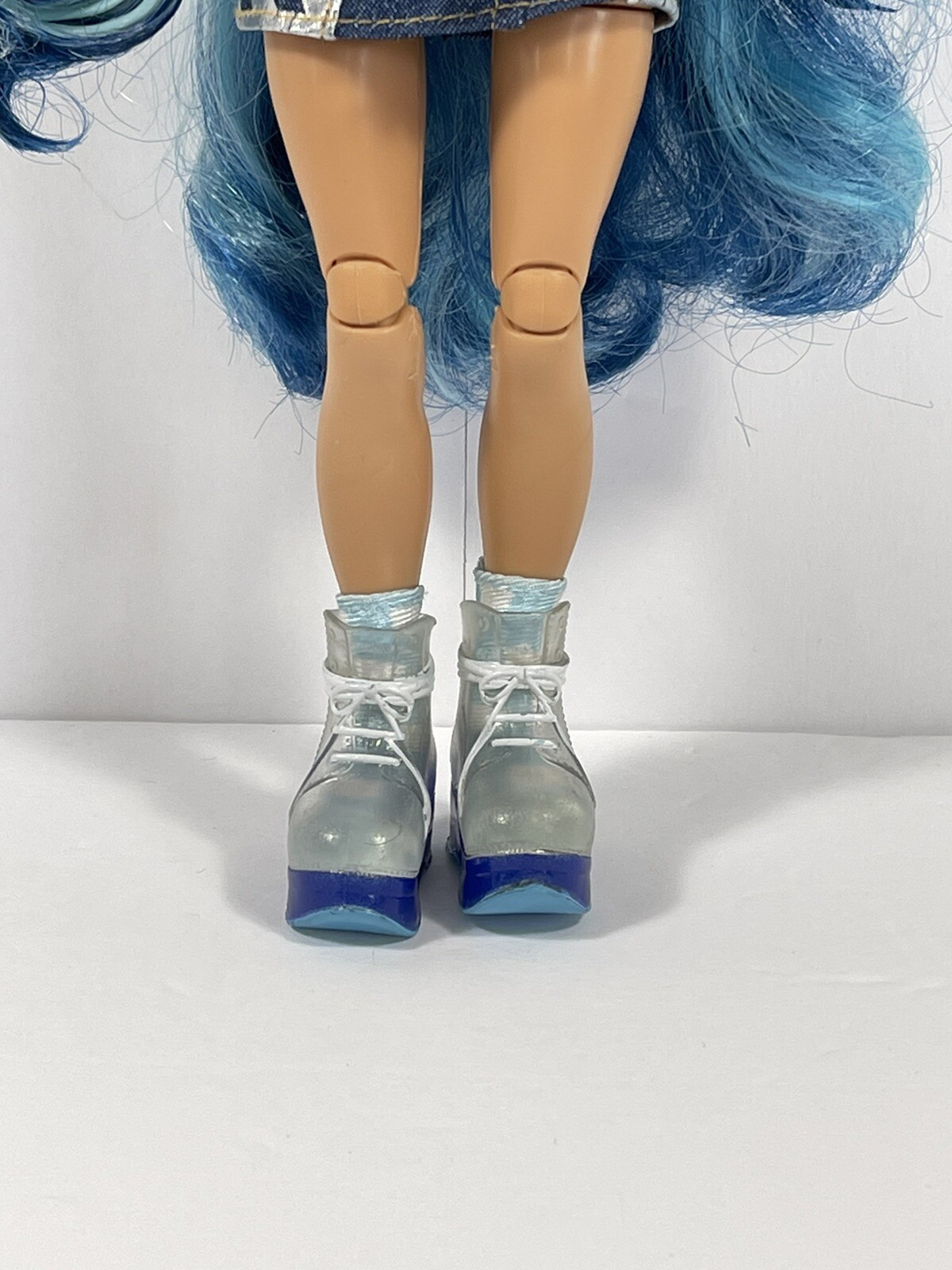 Rainbow High Skylar Bradshaw Series 1 Fashion Doll Blue Hair Shoes Skirt