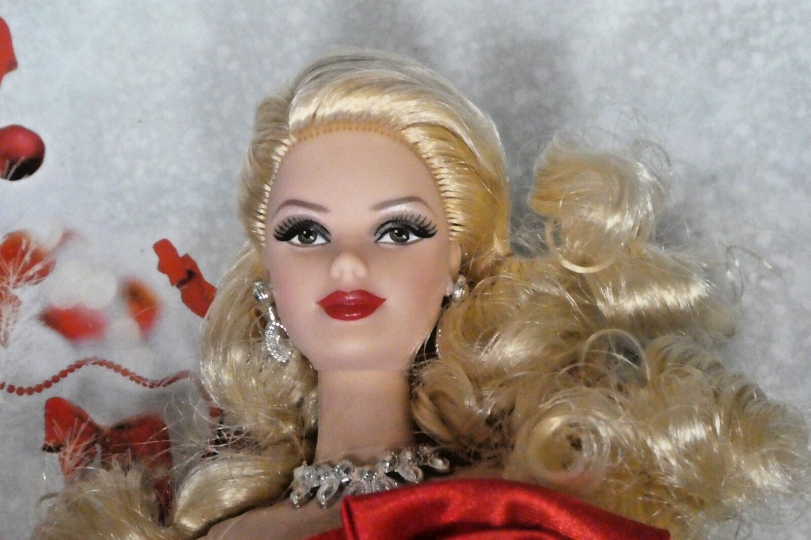 2012 BRIGHT RED BEAUTIFUL HOLIDAY BARBIE GORGEOUS BLONDE WITH ROOTED LASHES MIB