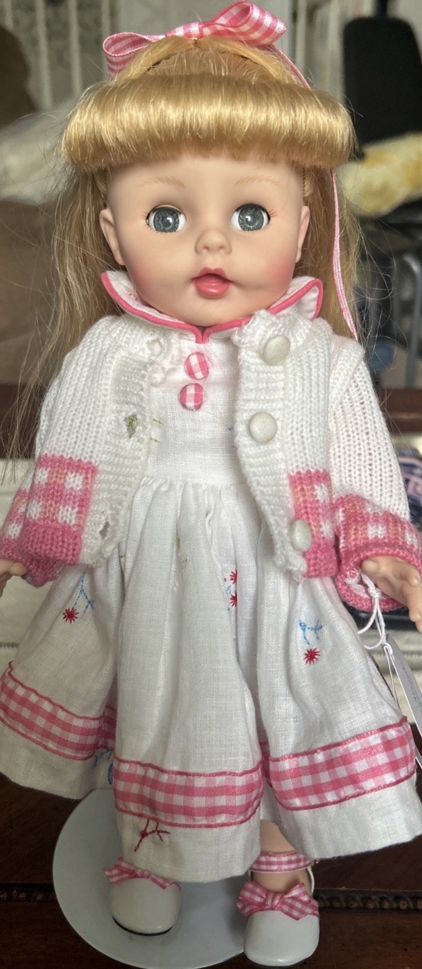 Madame Alexander “Pink Gingham” Chloe Doll Carolyn Face Beautiful Condition Tag