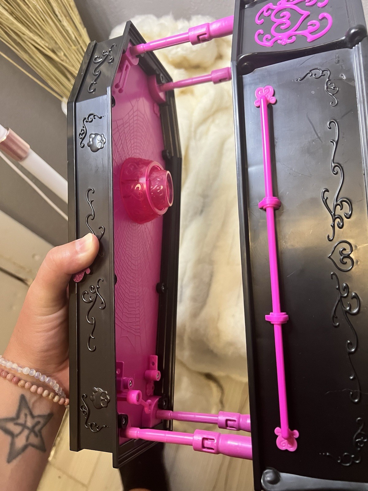 Monster High Dead Tired Draculaura Doll + Jewelry Box Coffin Bed And Accessories