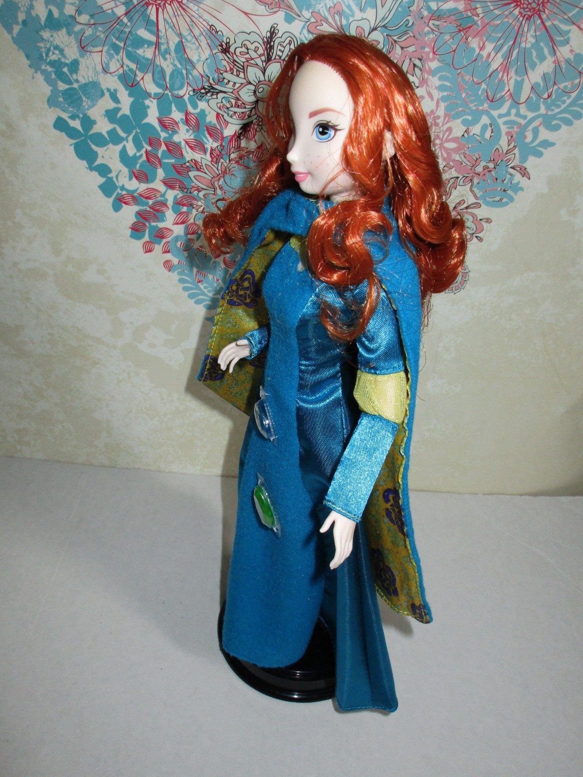 2011 Disney Brave Gem Styling Merida Doll w/ Outfit 2 Gems & Bow & Arrow