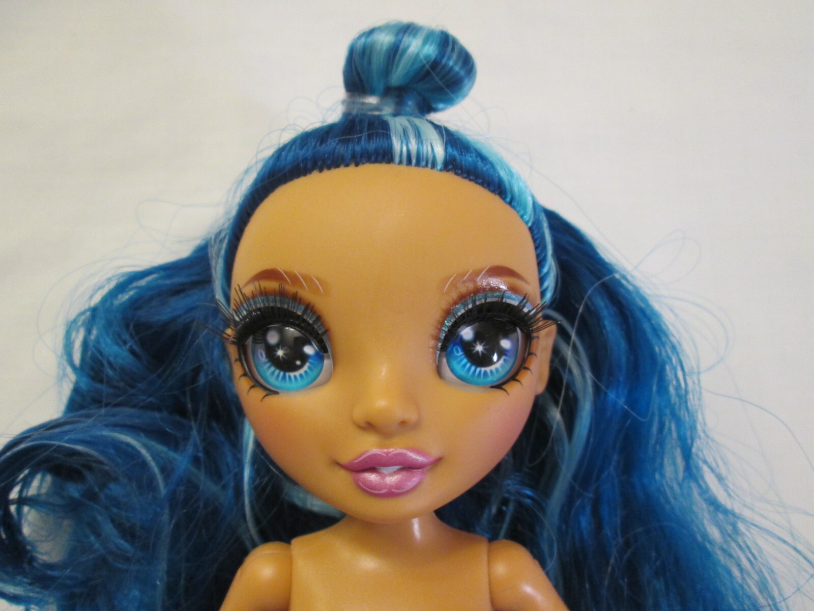 Nude Skyler Bradshaw Rainbow Junior High 9″ Fashion Doll Blue Hair Articulated
