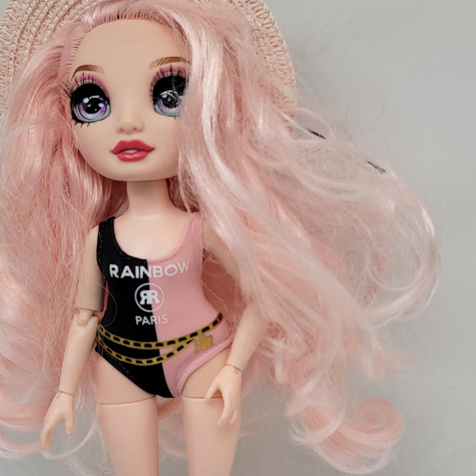 Rainbow High Pacific Coast “Bella Parker” Pink Beach 11″ Doll Bathing Suit Hat