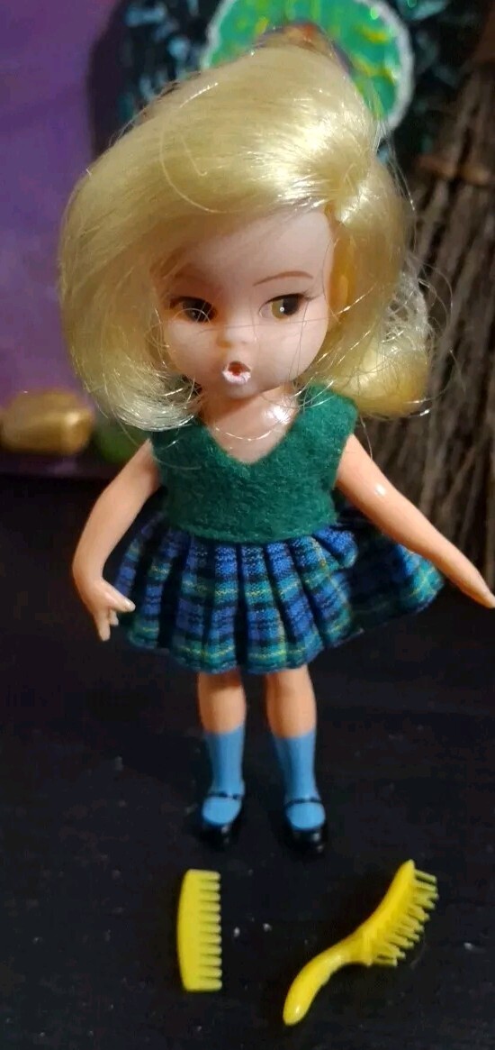Hasbro 1967 Dolly darlings school days doll outfit brush comb