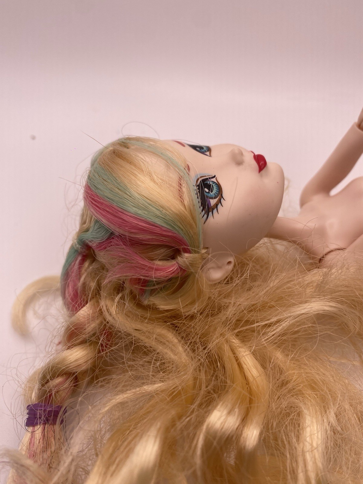 “Way Too Wonderland” Apple White, Ever After High doll, nude Hands And Cuffs